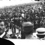 Επίσημη εκδήλωση στο Παναθηναϊκό Στάδιο (Καλλιμάρμαρο), πριν τις εκλογές του Νοεμβρίου του 1920. Διακρίνεται ο πρωθυπουργός Ελ. Βενιζέλος με το ναύαρχο Π. Κουντουριώτη και τον αρχιστράτηγο του ελληνικού στρατού στη Μ. Ασία, Λ. Παρασκευόπουλο. Πίσω από το Βενιζέλο στέκεται ο Αλ Παπαναστασίου. Αναμένουν το βασιλιά Αλέξανδρο, για τον επίσημο εορτασμό της υπογραφής της συνθήκης των Σεβρών, Αθήνα,14/9/1920 (Μουσείο-Αρχείο ΕΡΤ Α.Ε., Συλλογή Π. Πουλίδη)