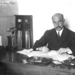 Ο Αλέξανδρος Παπαναστασίου σε αναμνηστική φωτογραφία στο γραφείο του (Αρχείο ΕΡΤ, Συλλογή Πέτρου Πουλίδη, π.1924)